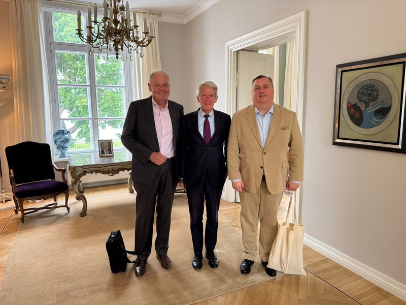 Bild mit Botschafter Dr. Peter Reuss.jpg