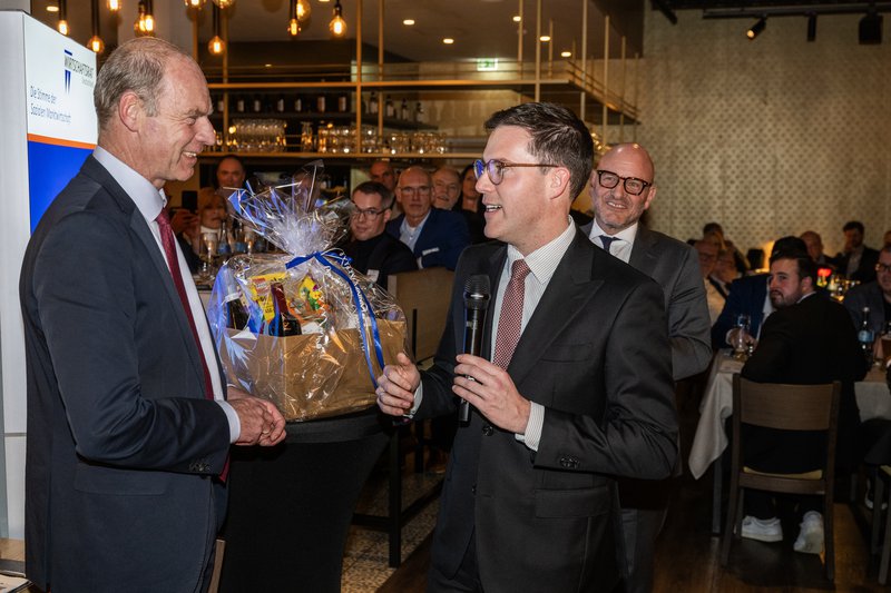 Neujahrsempfang Übergabe Gastgeschenk