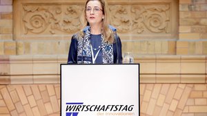 Die Präsidentin des Wirtschaftsrates, Astrid Hamker, bei der Eröffnung des WTI22